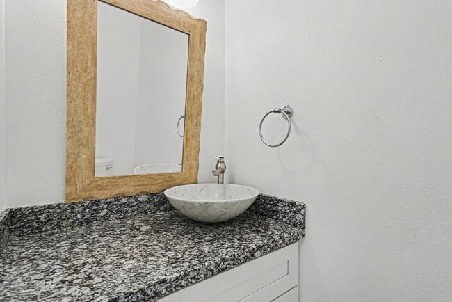 Building Photo - 600 Wilcrest Dr