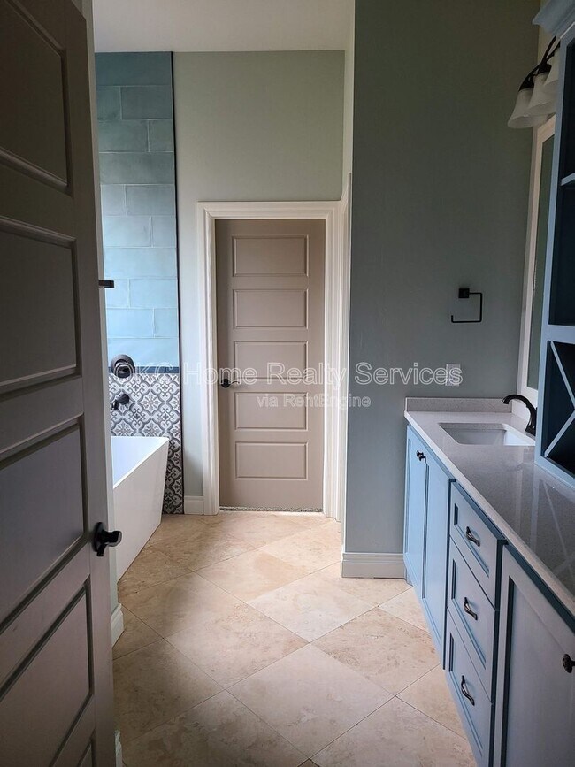 Building Photo - 4800 Hambletonian Ln