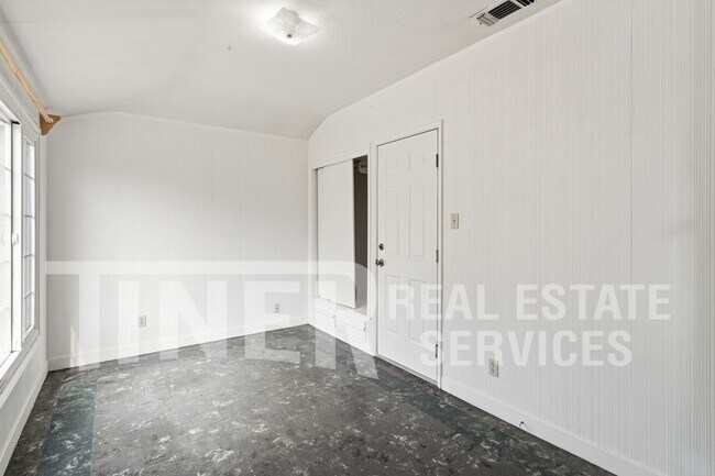 Building Photo - 2407 Sandringham Rd