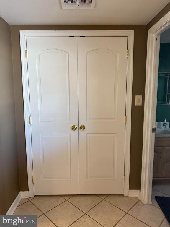 Building Photo - 240 Sweetbriar Cir