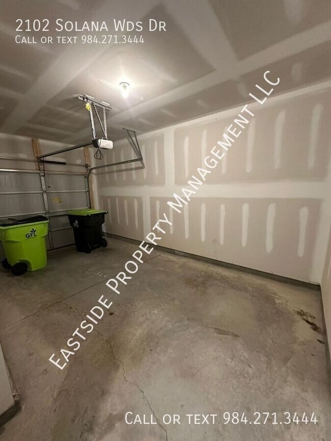 Building Photo - 2102 Solana Wds Dr