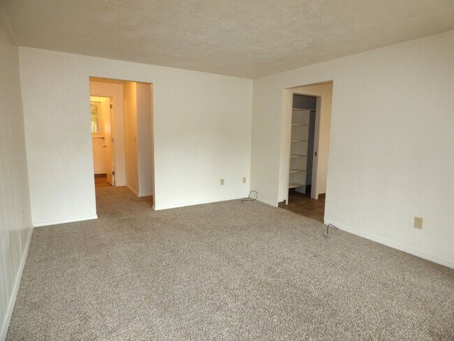Building Photo - Rent Special: 1/2 Off July's Rent!! Ground Level 1 Bedroom 1 Bath W/ AC