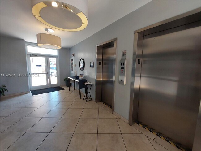 Building Photo - 400 Golden Isles Dr