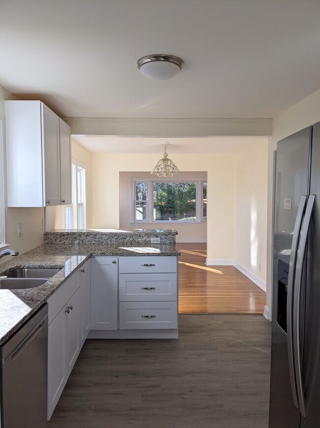 Building Photo - Beautiful Asheville Rental in the Malvern Hills Neighborhood!