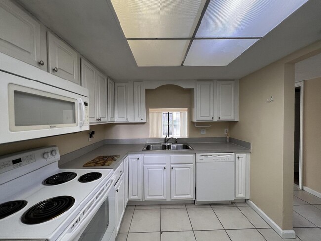 Building Photo - 2050 Oleander Blvd