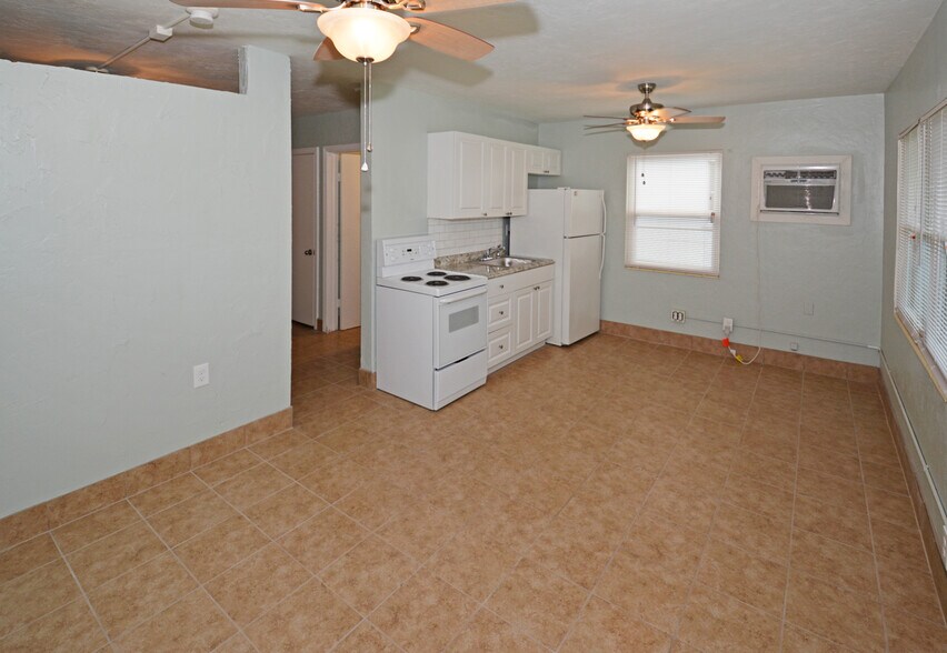 Building Photo - 5009 TANGERINE AVE S