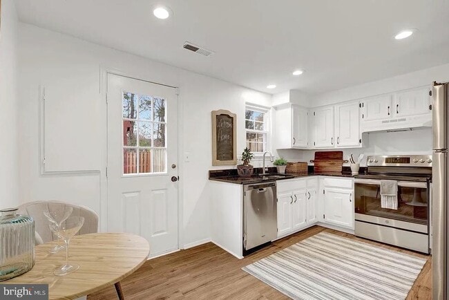 Building Photo - 37 Alden Ct