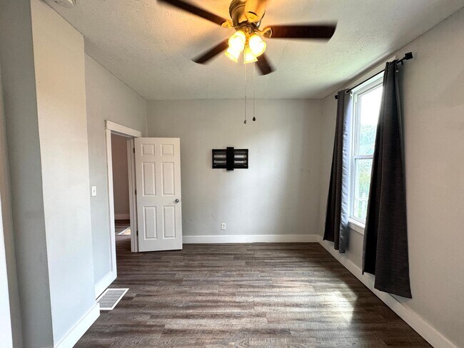 Building Photo - 1242 Cottage Ave