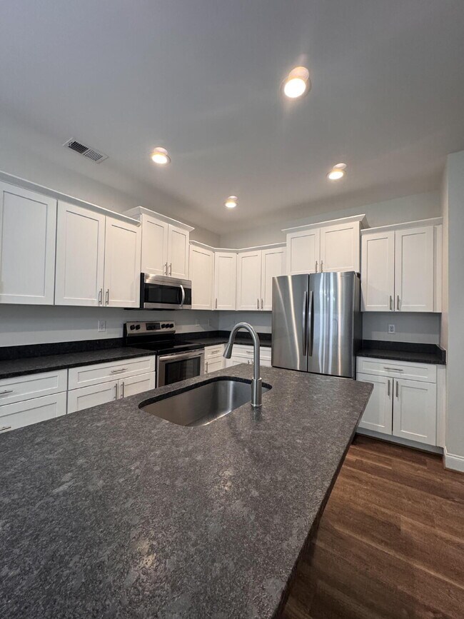 Building Photo - Sign a 12-month lease now and receive the ...