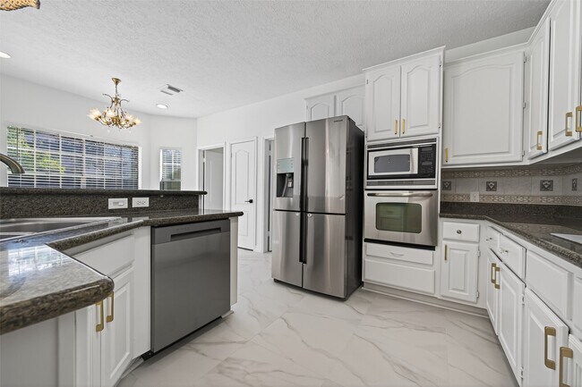 Building Photo - 2431 Parkwood Ln