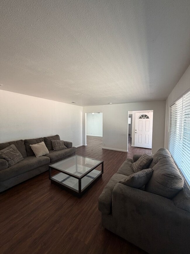 Building Photo - Charming 2-Bed, 1.5-Bath Home with 2-Car Garage in Hesperia, CA!