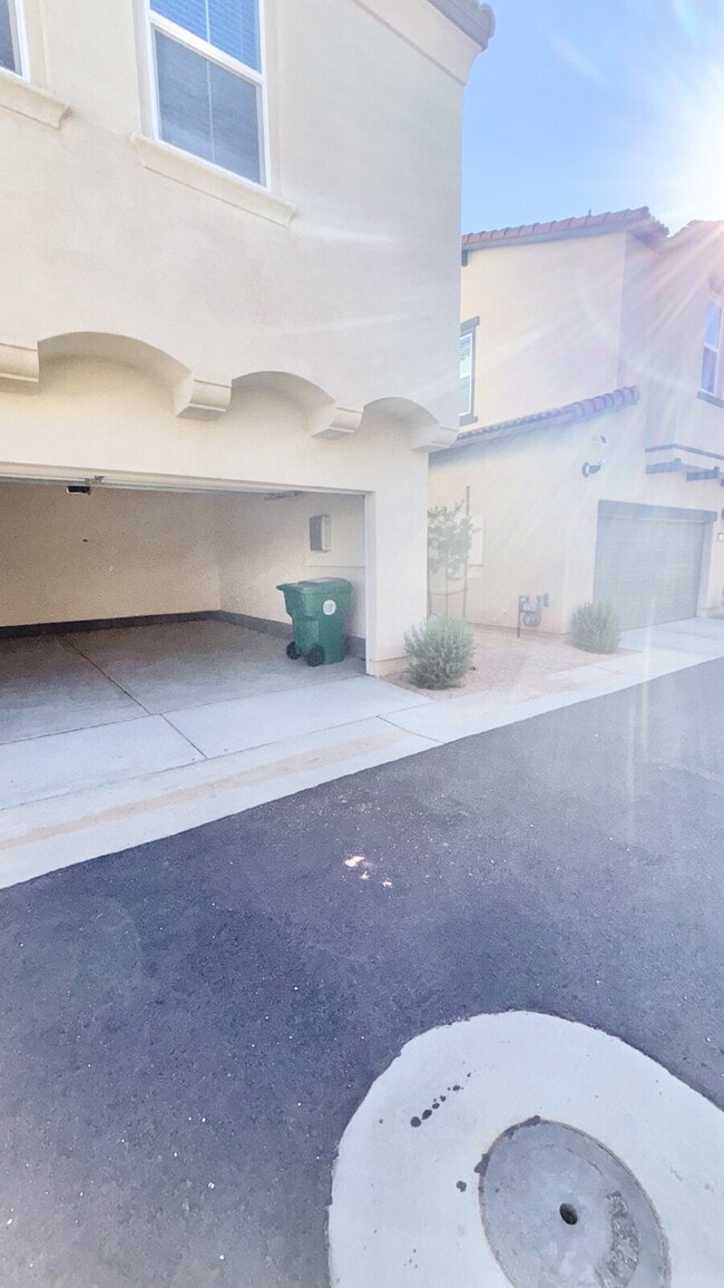 Building Photo - 4 Bedrooms Available University Park