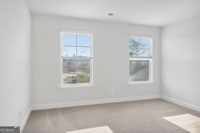 Building Photo - 323 Fox Tail Dr