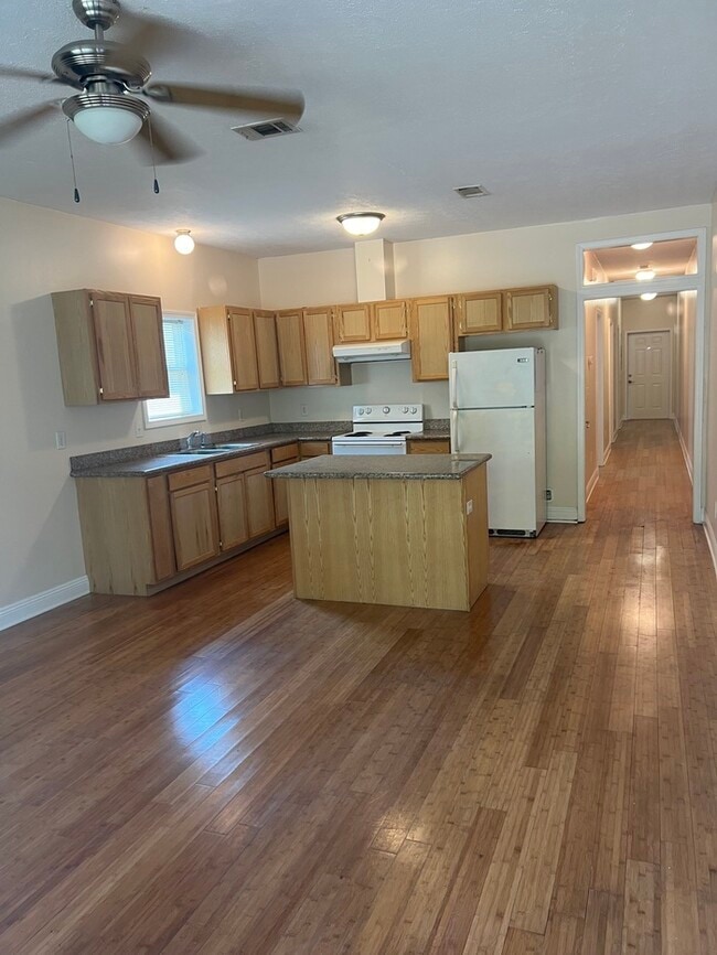 Building Photo - Beautiful 2/1 duplex