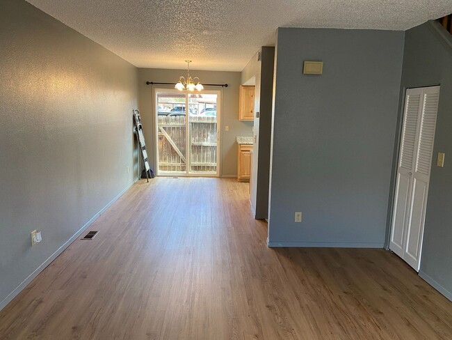 Building Photo - Stunning 2 Bed/2 Bath Townhome near Ft Carson!