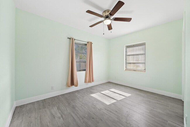 Building Photo - 135 E 28th St