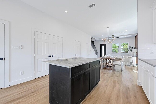 Building Photo - 6726 Dumble St