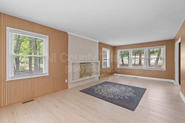 Building Photo - 5105 Pine Dr