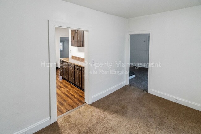 Building Photo - 2911 E Rowan Ave