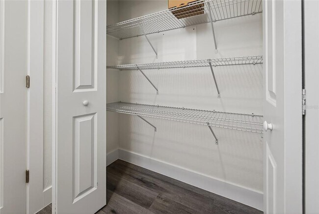 Building Photo - 511 Sweetwater Dr