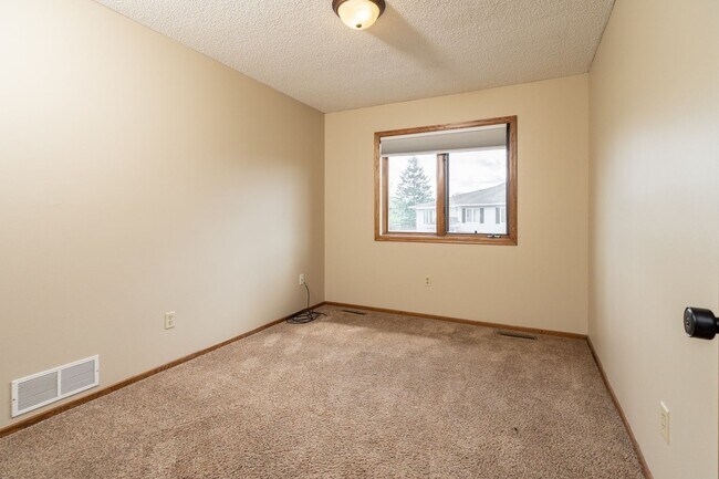 Building Photo - Lovely 3 Bedroom 2 Bath Townhome in Apple ...