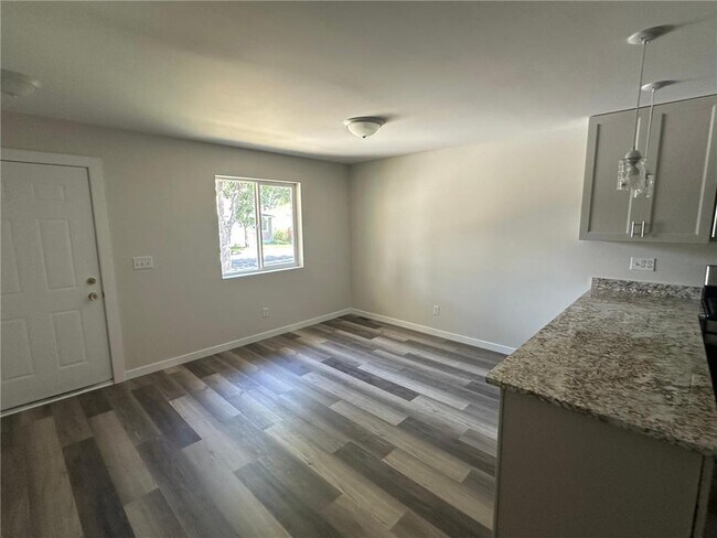 Building Photo - 468 Thomas Ave W