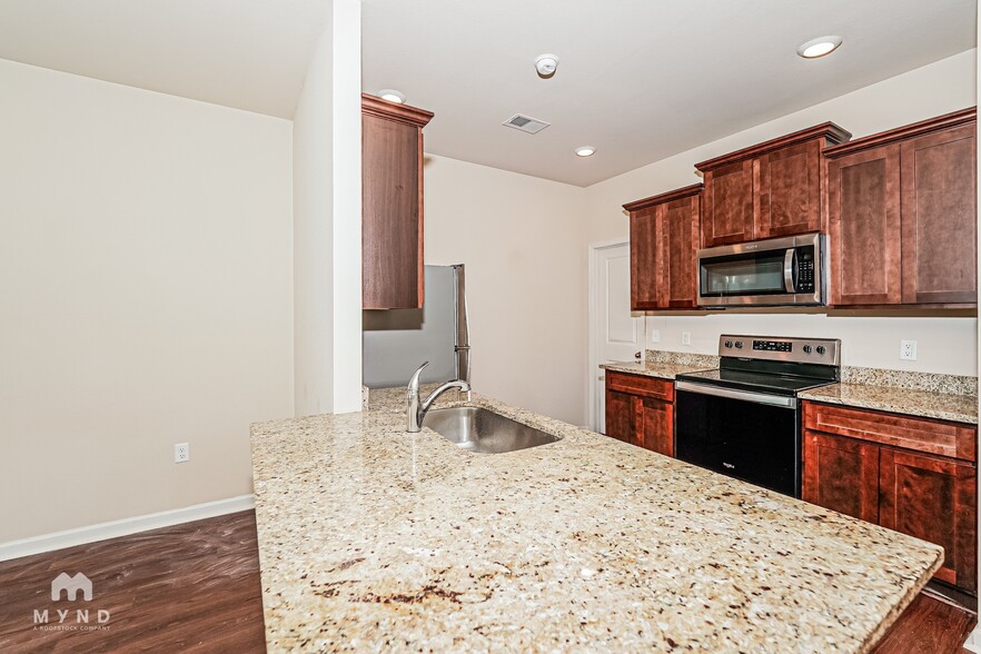 Building Photo - 6061 Rainbow Row