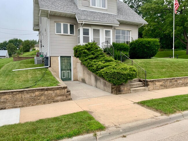 Building Photo - 113 Saint Anthony St N