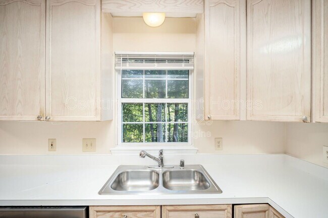 Building Photo - 16 Twin Lake Ct