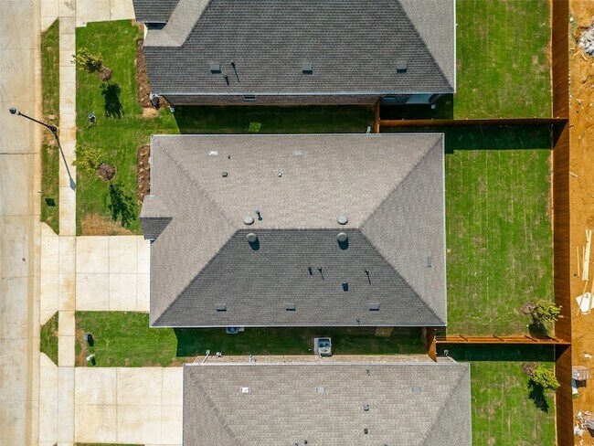 Building Photo - 10505 Breezeway Dr