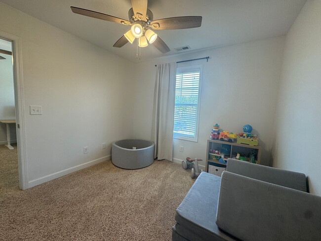 Building Photo - Beautiful home! Minutes to Surf City!
