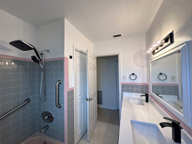 Building Photo - 2275 Hawthorne St