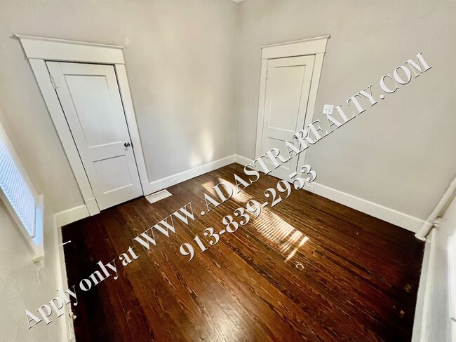 Building Photo - MOVE IN SPECIAL!! ADORABLE and CLEAN 2 Bed...