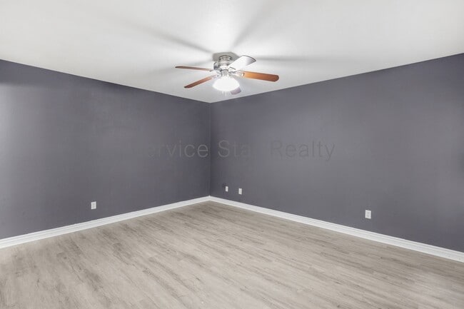 Building Photo - 220 N 22nd Pl