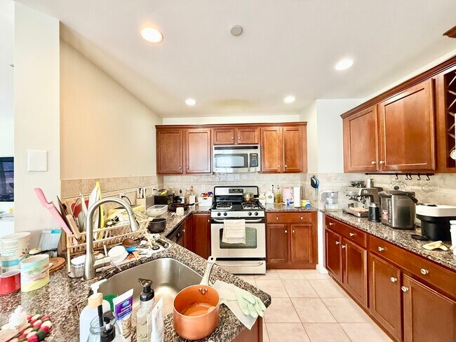 Building Photo - 120 Wyllis Ave