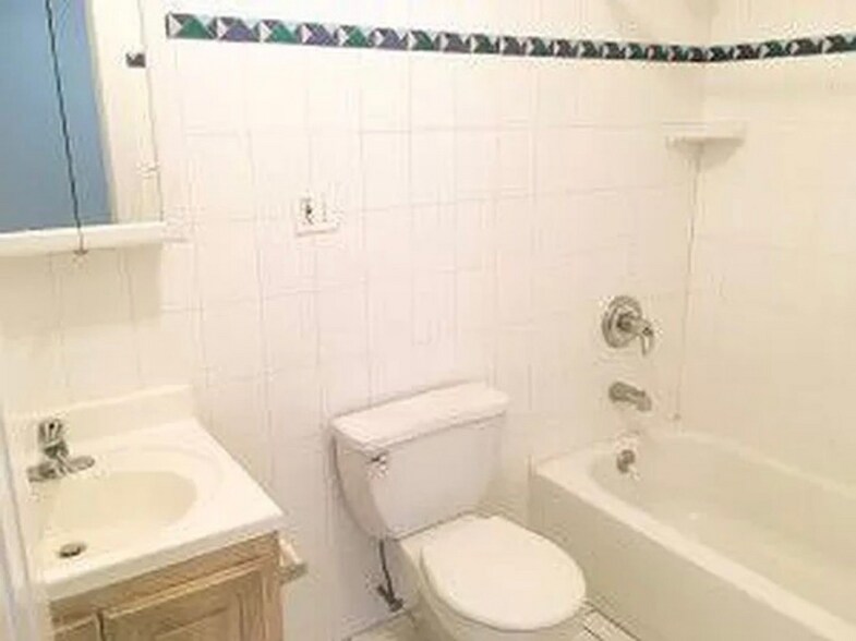 Building Photo - 141-35 Pershing Crescent