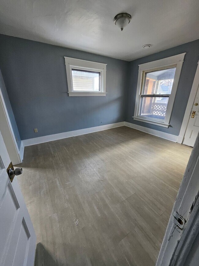 Building Photo - Newly renovated upper 3 bedroom unit