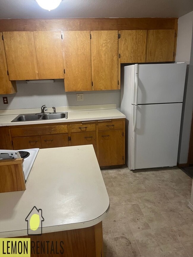 Building Photo - 3 bedroom house in Oroville $1,200/month