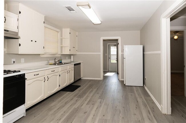 Building Photo - 558 Sunset Dr