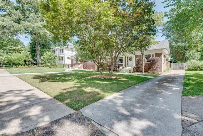 Building Photo - 2104 Delano Dr NE