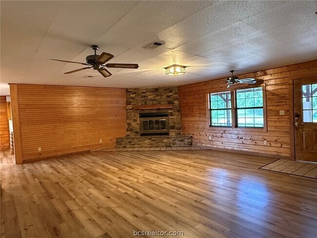 Building Photo - 9581 Valley View Dr