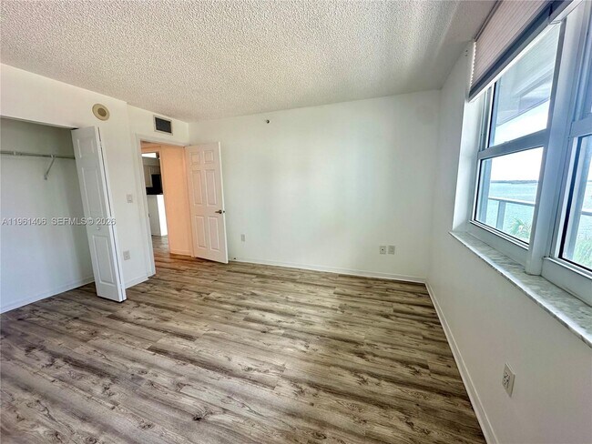 Building Photo - 1155 Brickell Bay Dr