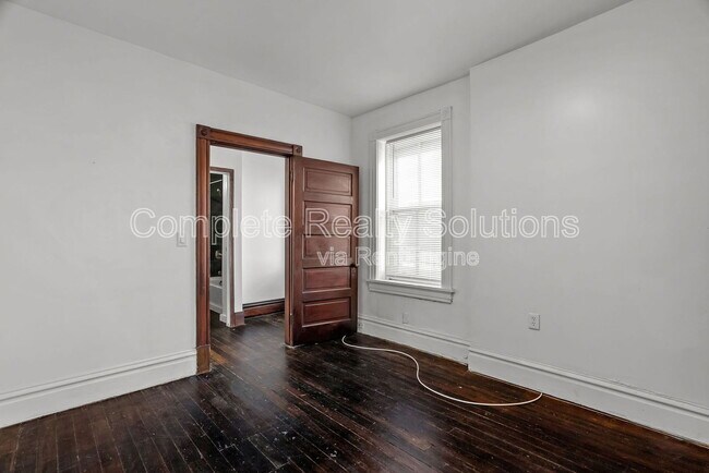 Building Photo - 2042 Russell Blvd