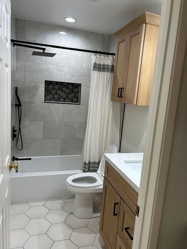 Building Photo - FANTASTIC 3BD TOWNHOUSE FOR LEASE!
