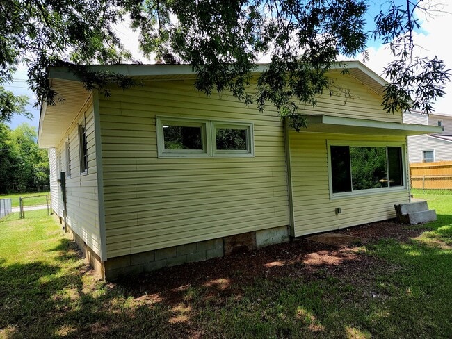 Building Photo - 607 New River Dr