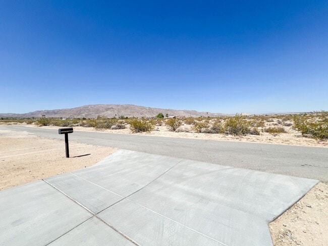 Building Photo - 29 Palms Home with Solar