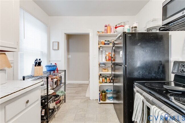 Building Photo - 2103 Pinetree Dr