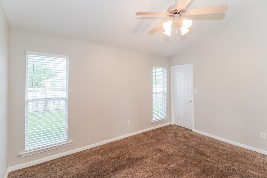 Building Photo - 10316 Cottage Oaks Dr