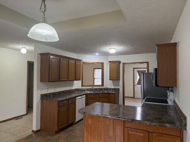 Building Photo - PRE-LEASING! 3 Bedroom in Battlefield