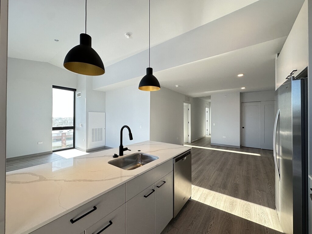 Building Photo - 2155 N Elston Ave